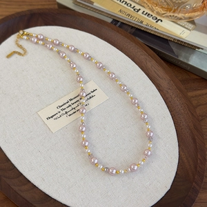 Collier de perles fantaisie rose et blanc avec détails dorés et cristaux chic