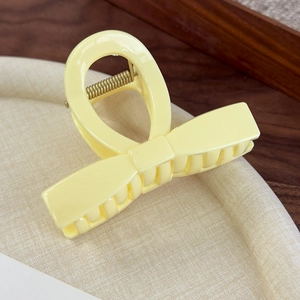 Détail du ressort métallique et de la conception à dents d'une pince à cheveux crème