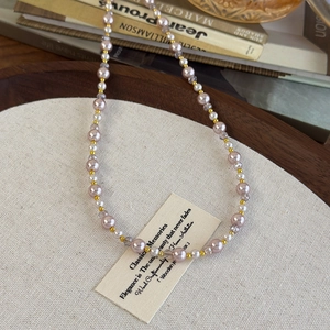 Collier de perles roses et blanches avec accents dorés et cristaux pour femmes