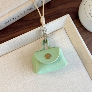 Détail du mini sac en cuir PU vert menthe avec texture litchi et bouton pression en métal