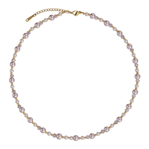 Collier de perles roses avec perles dorées et cristaux sur fond blanc