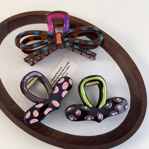 Set di tre pinze per capelli con fiocco tartarugato e cuore in resina lucida