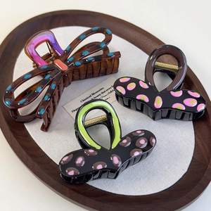 Set di 3 mollette per capelli a forma di cuore con fiocchi colorati e motivi leopardati