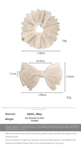 Détails du chouchou en dentelle beige et de la barrette à nœud avec dimensions