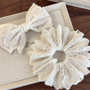 Ensemble pince à cheveux et chouchou en dentelle beige au style rétro élégant