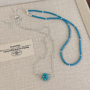 Détail du collier fleur en turquoise et chaîne perlée avec fermoir mousqueton robuste