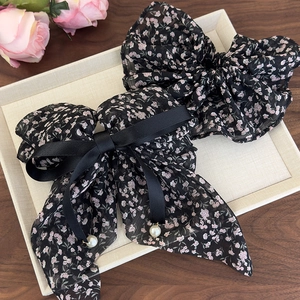 Ensemble barrette et chouchou rétro à fleurs avec nœud papillon et perles blanches