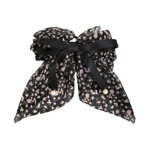 Détail de la pince à cheveux nœud floral avec ruban noir, mousseline et perles