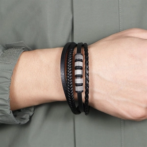 Mehrlagiges schwarzes Lederarmband für Herren mit geflochtenen Kordeln und Silberperlen