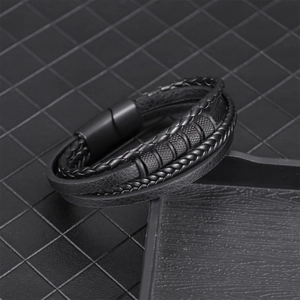 Mehrlagiges schwarzes geflochtenes PU-Lederarmband mit Metallperlen und Magnetverschluss