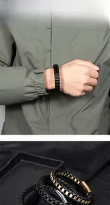 Gros plan du bracelet en cuir tressé noir avec fermoir magnétique doré pour homme
