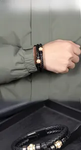 Détail du bracelet en cuir tressé double couche pour homme avec fermoir métallique