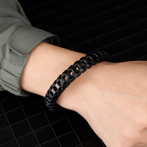 Bracelet pour homme en cuir tressé avec fermoir magnétique en acier noir punk