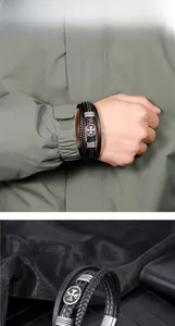 Gros plan d'un bracelet en cuir multicouche pour homme avec croix de Malte et fermoir