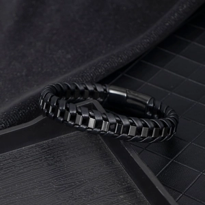 Bracelet homme en cuir tressé noir avec blocs métalliques et fermoir magnétique