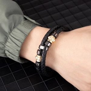 Bracelet double couche en cuir tressé pour homme avec détails en acier noir et doré