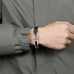 Bracelet pour homme en cuir tressé noir avec breloque croix en acier inoxydable