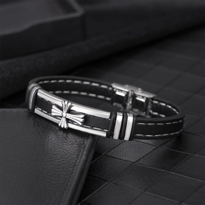 Bracelet en cuir tressé noir avec croix et coutures blanches en acier inoxydable