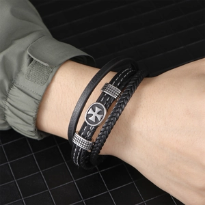 Bracelet multicouche en cuir pour homme avec emblème croix en argent porté au poignet
