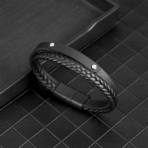 Bracelet multicouche en cuir tressé pour homme avec plaque en métal mat et fermoir magnétique