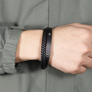 Bracelet double couche en cuir noir pour homme avec des rivets métalliques argentés stylés