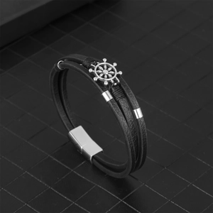 Herren Mehrlagiges geflochtenes Lederarmband mit silbernem Steuerrad-Anhänger und Magnetverschluss