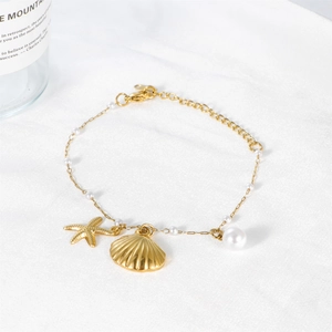 Élégant bracelet plaqué or avec pendentifs coquillage étoile de mer et perles blanches