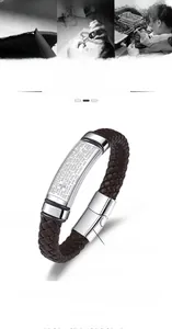 Détail du bracelet en cuir tressé marron pour homme avec fermoir en acier Notre Père