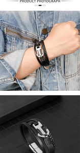 Dettaglio del bracciale multistrato in pelle intrecciata con chiusura ad ancora in acciaio