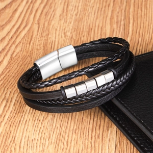 Bracelet multicouche en cuir PU tressé pour hommes avec fermoir magnétique argenté sur bois