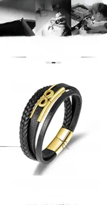 Détail du bracelet multi-rangs en cuir pour homme avec symbole infini et fermoir magnétique