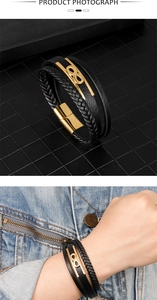 Détail macro du bracelet en cuir pour hommes avec charme infini doré et fermoir magnétique