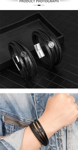 Detalle de pulsera de cuero trenzado multicapa para hombre con dije de ojo magnético