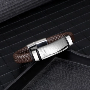 Bracelet tressé en cuir marron pour homme avec plaque en acier et gravure du Notre Père