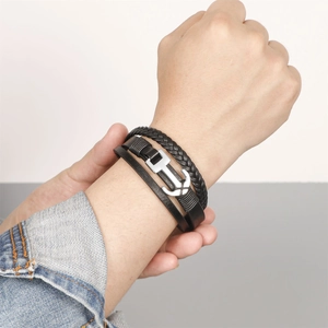 Bracciale multistrato in pelle da uomo con ciondolo ad ancora in acciaio inox argentato