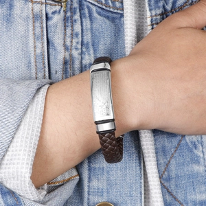 Bracelet pour homme en cuir tressé marron avec croix et gravure de la prière du Seigneur