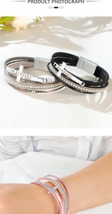 Details des mehrlagigen Boho-Lederarmbands mit Kristallkreuz und Magnetverschluss