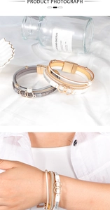 Details von mehrlagigen Boho-Lederarmbändern mit Magnetverschluss aus Metall und Perlen