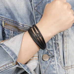 Pulsera multicapa de hombre en cuero trenzado negro con amuleto de ojo y cierre magnético