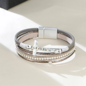 Boho Lederarmband im Mehrschicht-Look mit Kristallreihen und silbernem BLESSED-Kreuz