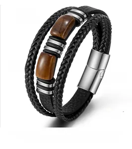 Détail d'un bracelet en cuir multicouche avec œil de tigre et fermoir magnétique en acier