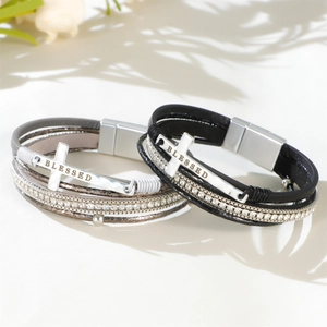 Böhmisches mehrlagiges Lederarmband mit Kreuz, Steinen und Blessed-Gravur