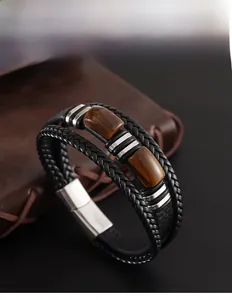 Détail de bracelet pour homme en cuir avec pierres oeil de tigre et fermoir