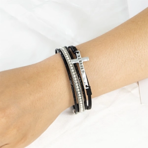 Boho-Lederarmband im Lagen-Look mit Silberkreuz BLESSED-Gravur und funkelnden Kristallen