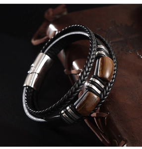 Vue détaillée du bracelet en cuir multicouche avec œil de tigre et fermoir en acier inoxydable
