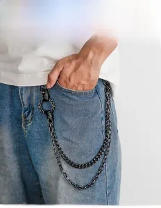 Détail d'une chaîne de pantalon punk à double couche avec pointes et anneaux sur jean