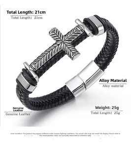Dettaglio del cinturino in pelle intrecciata e croce in lega per bracciale da uomo