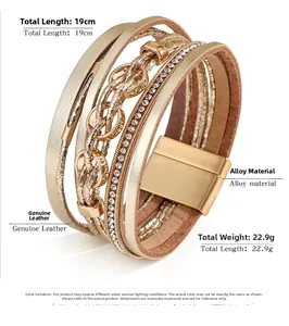 Dettaglio del bracciale multistrato in pelle PU con chiusura magnetica dorata e strass