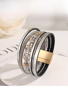 Dettaglio del bracciale multistrato in pelle PU con strass e chiusura magnetica