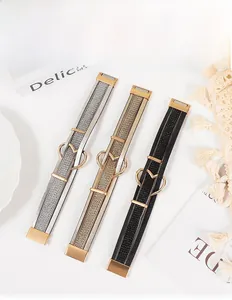 Détail de bracelets en cuir multicouches avec breloques cœur et fermoirs aimantés